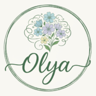 לוגו עגול עם השם Olya בכתב אלגנטי, ומעליו זר פרחים בצבעי תכלת, סגול וצהוב וקישוטים מעוגלים.