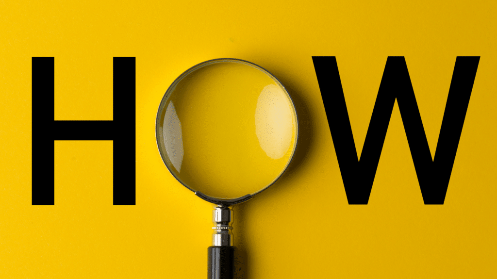 המילה HOW באותיות שחורות מודגשות על רקע צהוב, עם זכוכית מגדלת מעל האות O, המדגישה את השאלה — מושלמת להמחשת סינון תוכן לילדים וכיצד הוא מסייע בהדרכת גלישה בטוחה.